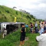 Quatro ficam feridos em acidente com ônibus na Bahia.