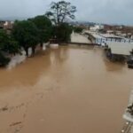 Rio transborda após fortes chuvas e 80 famílias ficam desabrigadas na Bahia