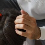 Frio amplia risco de infestação de piolhos nas escolas; saiba como proteger as crianças