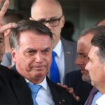 Bolsonaro recebeu R$ 30 milhões no período de um ano, afirma relatório da Polícia Federal