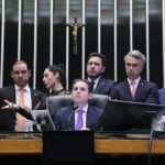 Câmara aprova urgência de projeto contra adultização sob protestos de bolsonaristas