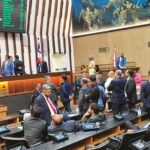Em sessão conturbada, Assembleia aprova empréstimo de R$ 4,5 bilhões, reajuste de servidores e veto de custas cartoriais