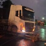 Acidente com carreta na BR-324, próximo a Amélia Rodrigues, interdita parcialmente rodovia e deixa trânsito lento