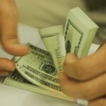 Dólar fecha em R$ 5,28, e Bolsa bate sétimo recorde do mês com aceno a diálogo de Trump e Lula