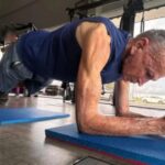 Baiano de 79 anos impressiona ao fazer mais de 1 hora de prancha e vira inspiração em academia