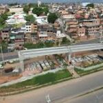 Obras do VLT avançam e alteram tráfego na Estrada do Derba