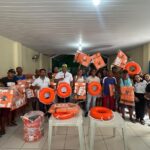 Prefeitura de Camaçari entrega equipamentos a pescadores e marisqueiras para reforçar segurança no mar