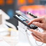 Preço alto freia troca de celulares no Brasil e reduz volume de vendas; entenda