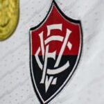 Treinador com passagem fracassada pelo Vitória assina com time do futebol árabe