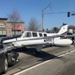 Avião de pequeno porte faz aterrissagem de emergência em via pública dos EUA e deixa 2 feridos