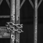 Homem preso por matar a mãe é decapitado com lâmina de barbear e tem órgãos arrancados na cadeia