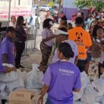 Megaoperação com 240 toneladas de peixe em Camaçari tem registros pontuais e inclui acolhimento com água e picolé