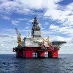 Petróleo dispara 8% após Irã anunciar fechamento do estreito de Hormuz