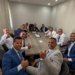 Sob orientação de Elinaldo, oposição trava reajuste e professores de Camaçari ficam sem aumento retroativo na folha de março