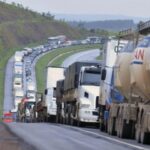 Caminhoneiros ameaçam entrar em greve geral após alta do diesel