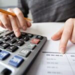 Mais de 70% dos brasileiros estão endividados e mais 40% devem a familiares e amigos, aponta estudo