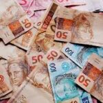 Metade dos brasileiros adultos enfrenta problemas com as finanças pessoais.