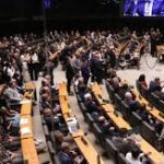 Sete de nove deputados baianos retiram assinatura de emenda que adia fim da escala 6×1; dois citam erro de assessoria
