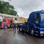 Acidente entre caminhões provoca interdição da BR-324 em Conceição do Jacuípe, sentido Feira