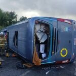 Ônibus a caminho do Polo de Camaçari tomba, deixa um morto e quatro feridos em Simões Filho