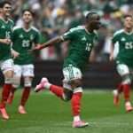 Com Estádio Azteca lotado e três expulsões, México vence em uma abertura de Copa do Mundo pela primeira vez