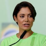 Michelle põe candidatura em xeque e diz que apoiará Flávio Bolsonaro no momento certo