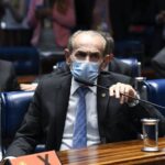 Senadores bolsonaristas pedem urgência para votar projeto do homeschooling e furar fila de comissão