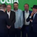 Lula interrompe fala de CEO da JBS em evento: “Fale olhando pra lá”