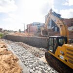Obras de macrodrenagem avançam no Rio Camaçari e no Riacho da Lama Preta