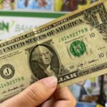 Dólar opera em leve alta e Bolsa oscila após divulgação de inflação dos EUA