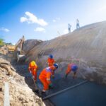 Obras de macrodrenagem da Bacia do Rio Camaçari avançam com instalação de paredes pré-moldadas