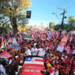 Camaçari reúne apoiadores em caminhada no aniversário de Caetano com presença de Jerônimo, Rui e Wagner