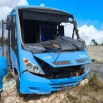 Micro-ônibus com professores se envolve em acidente após caçamba perder o controle em Dias d’Ávila