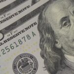 Dólar abre perto da estabilidade antes de nova pesquisa Datafolha e debate presidencial